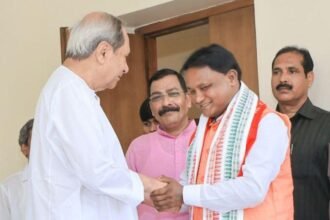 Odisha CM-designate Majhi meets Patnaik, invites him to swearing-in ceremony