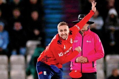 Livingstone guides England to series-levelling T20 win over Aus