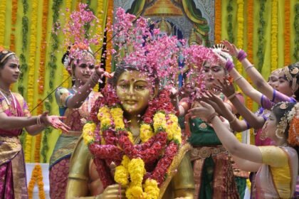 Statue of Telugu poet Molla unveiled at Tummalapalli Kalakshetram in Vijayawada