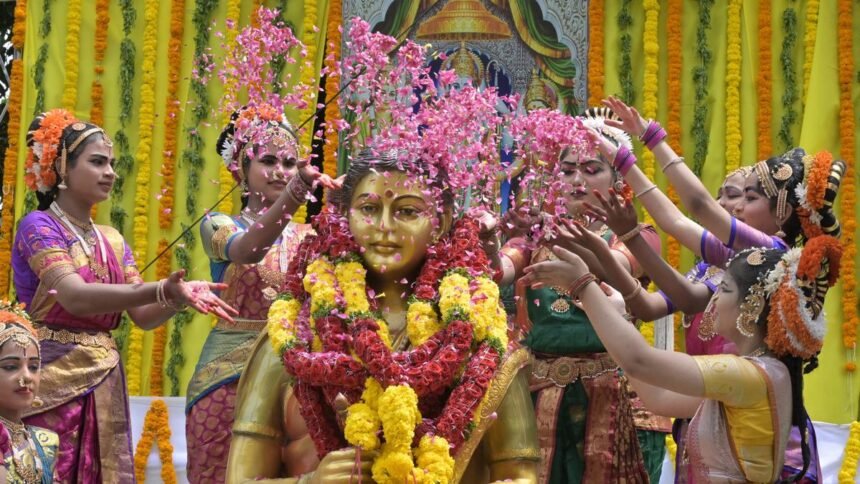 Statue of Telugu poet Molla unveiled at Tummalapalli Kalakshetram in Vijayawada